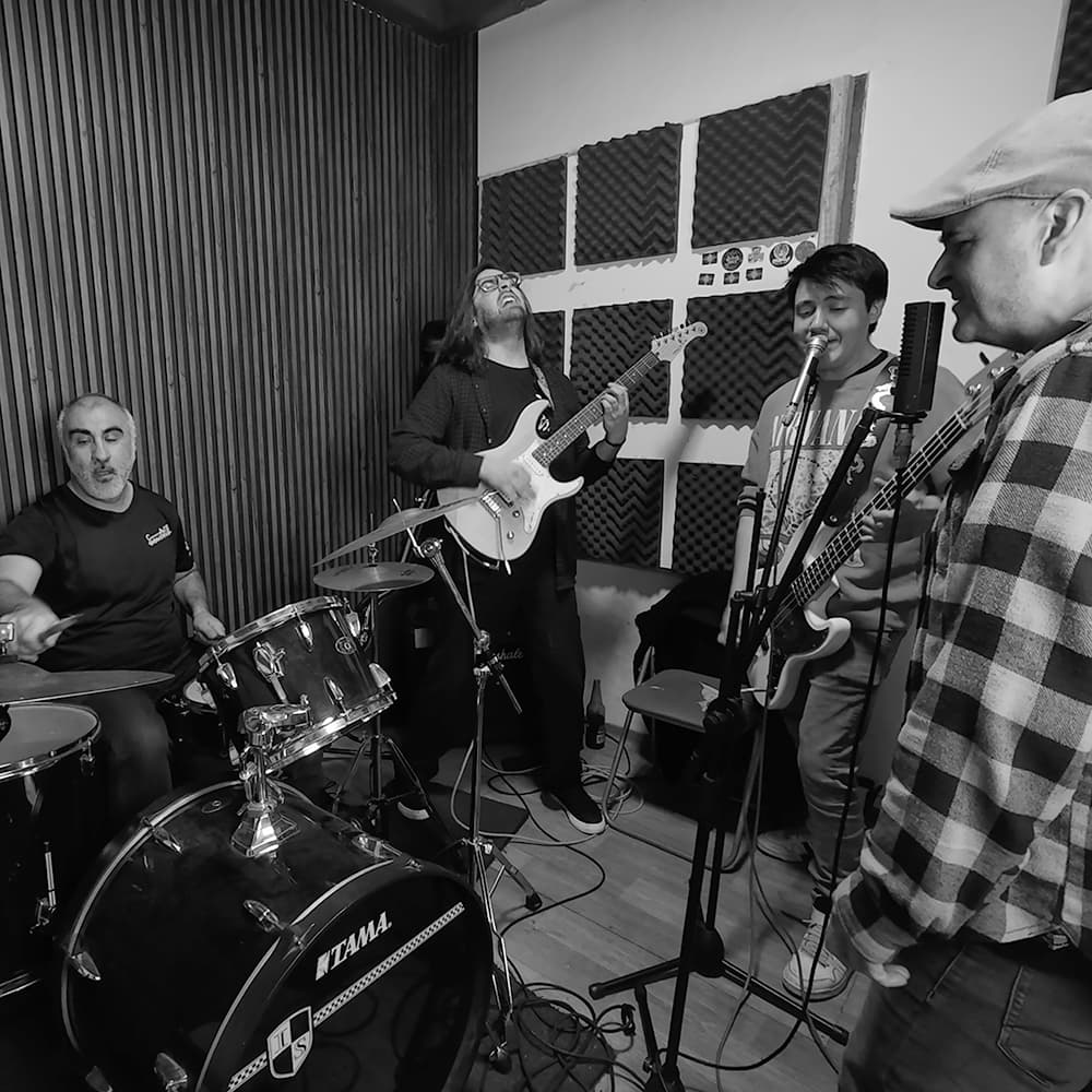 CAOS DOMESTICO tocando en sala de ensayo